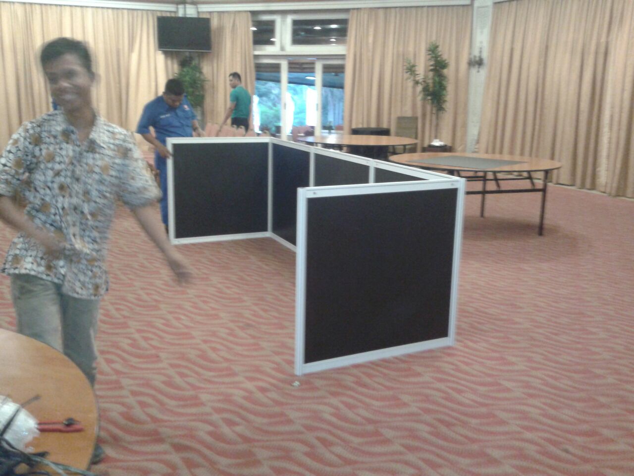 Sewa Meja R8, Meja Display, Stand R8, Fitting Room, Panel Photo ...