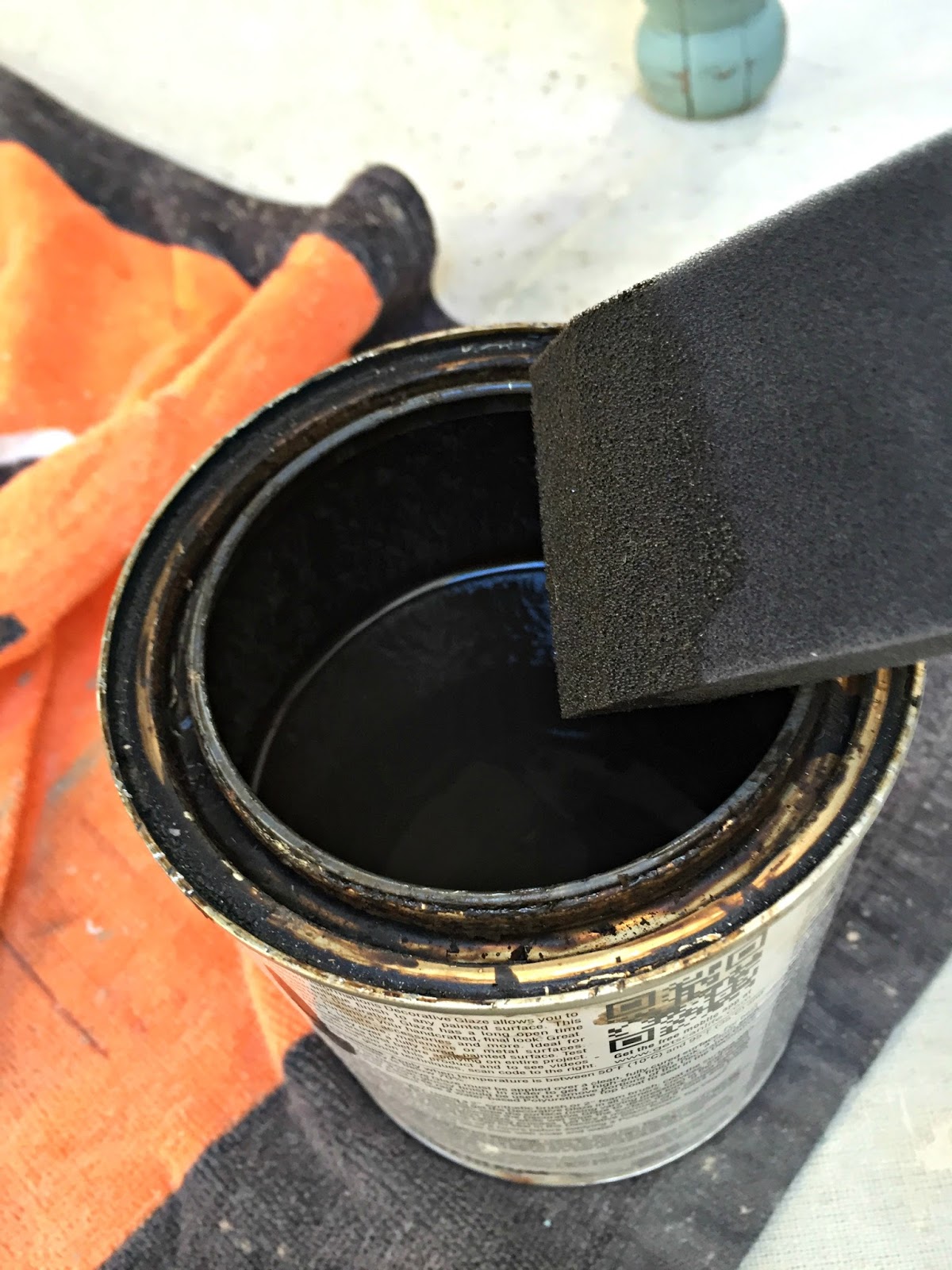 Mix the glaze thoroughly before applying. Mix the glaze thoroughly before applying