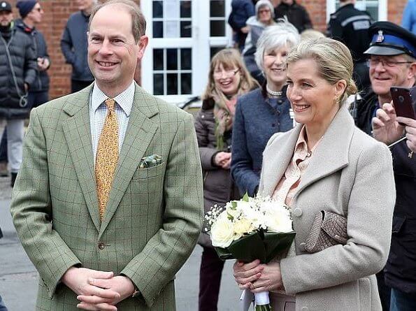 The Countess wore Suzannah Brodie wool long coat, Chloe peach blouse and lilac-coloured trousers, Hermes necklace