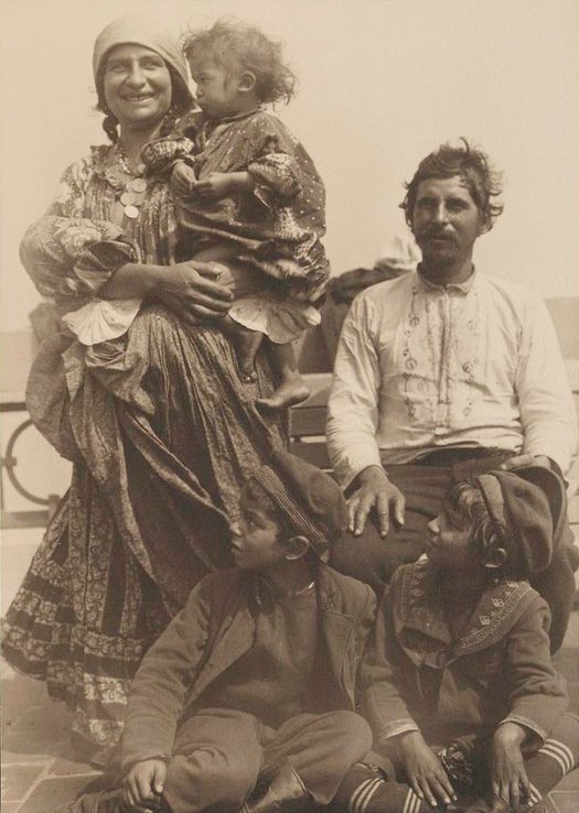 gypsy-family-at-ellis-island-circa-1905-nypl