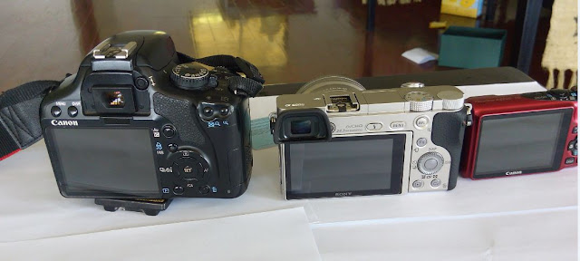 Perbandingan ukuran Sony A6000, Canon EOS 450D, Canon Ixus PowerShot A2200 dan SIM A tampak belakang