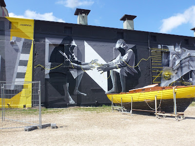verbunden - hinter einem halben Boot - neue Wandgemälde am Viehhof an der Tumblingerstraße in München. Entstanden im Rahmen des Deadline | Urban Art Festival
