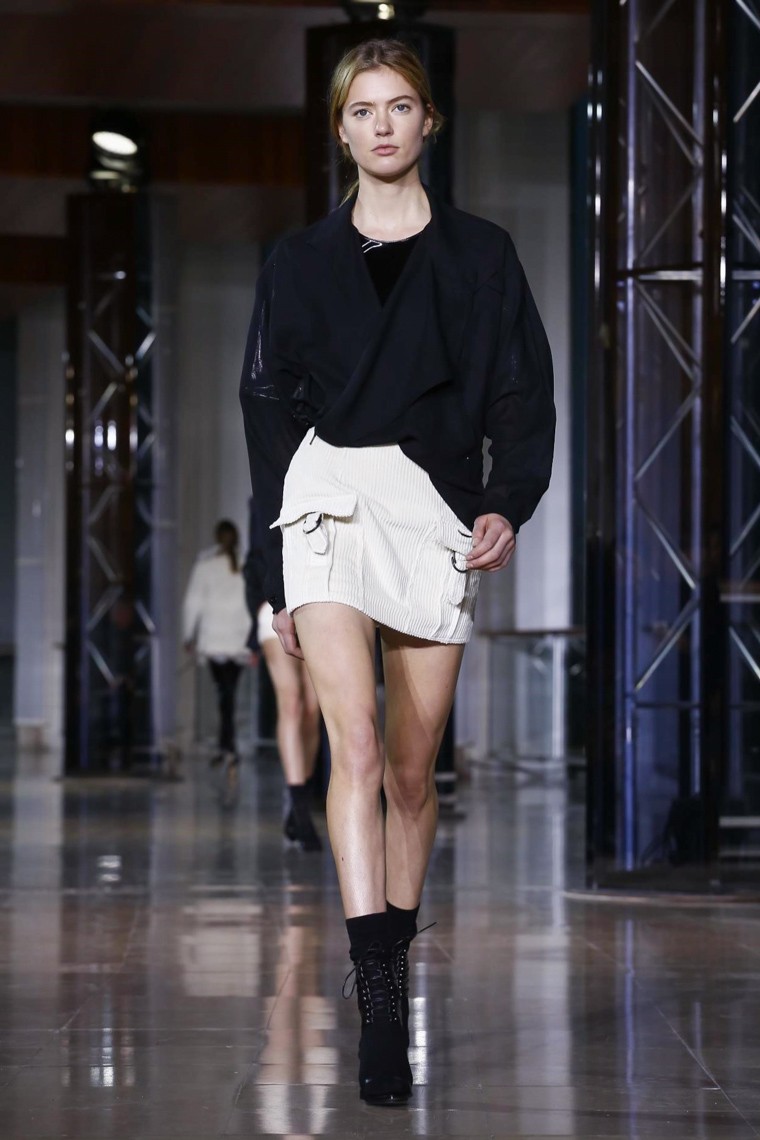 Anthony Vaccarello Fall/Winter 2016-2017 RTW PFW anthony-vaccarello-fall-winter-2016-2017-collection-paris-fashion-week, anthony-vaccarello-fall-winter-2016-2017, anthony-vaccarello-fall-winter-2016, anthony-vaccarello-fall-winter-2017, anthony-vaccarello-fall-2016, anthony-vaccarello-fall-2017, anthony-vaccarello-versace, sexy-girl, sexy-woman, sexy-fashion, dudessinauxpodiums, du-dessin-aux-podiums