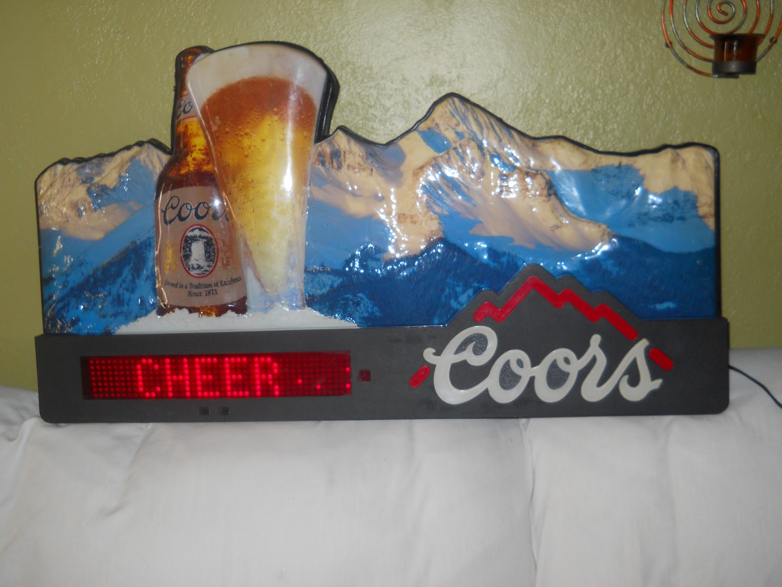 East Coast Trader's Vintage!! COORS,SCROLLING LIGHTED BEER SIGN with