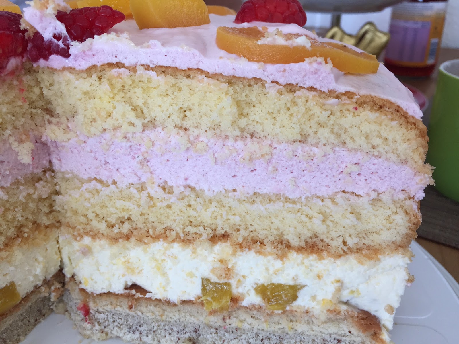 Beautyrausch: Sommerliche Pfirsich-Himbeer-Torte
