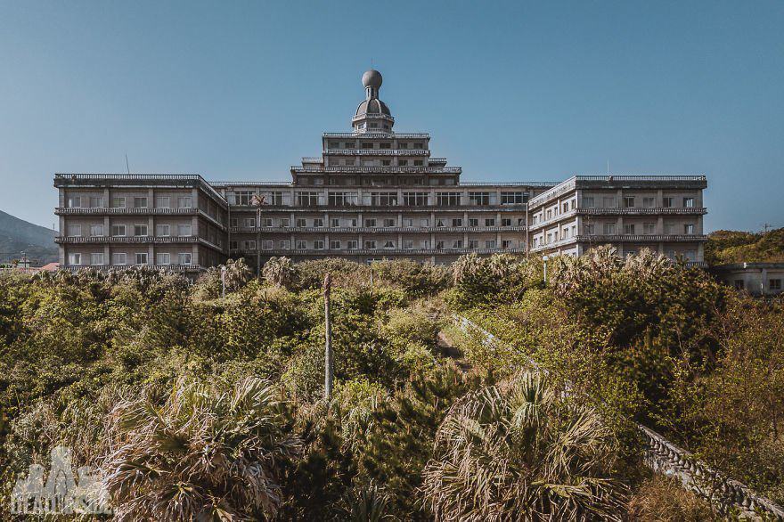Luxury and Emptiness: An Abandoned Hotel in Japan
