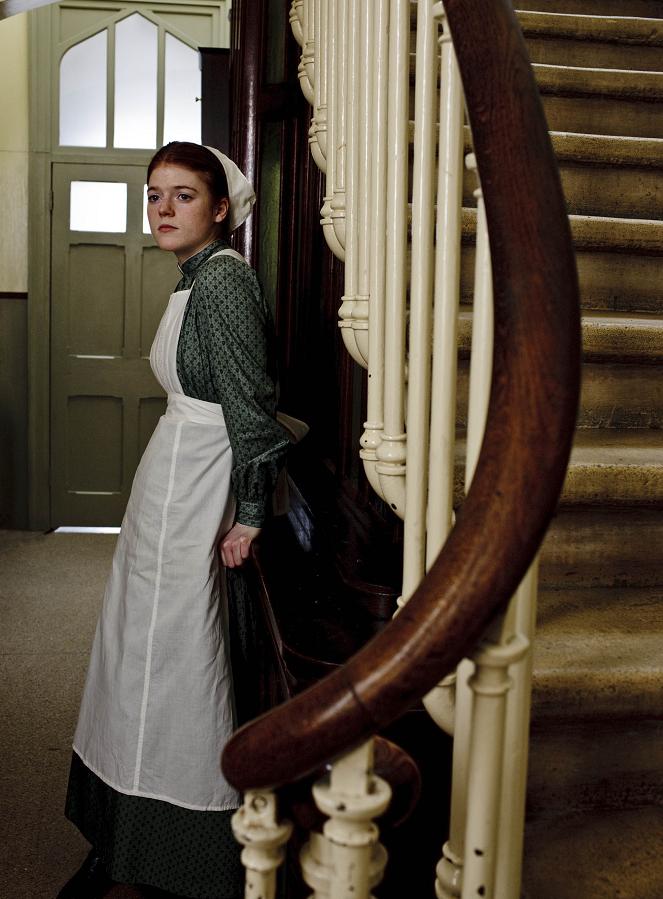 Costume Quibbling: Downton Abbey, Season 1, Episode 1