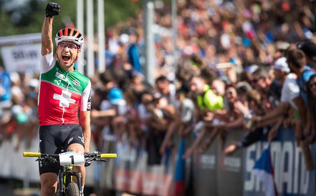 Nino Schurter e Annika Langvad vencem o Mundial de MTB 2016