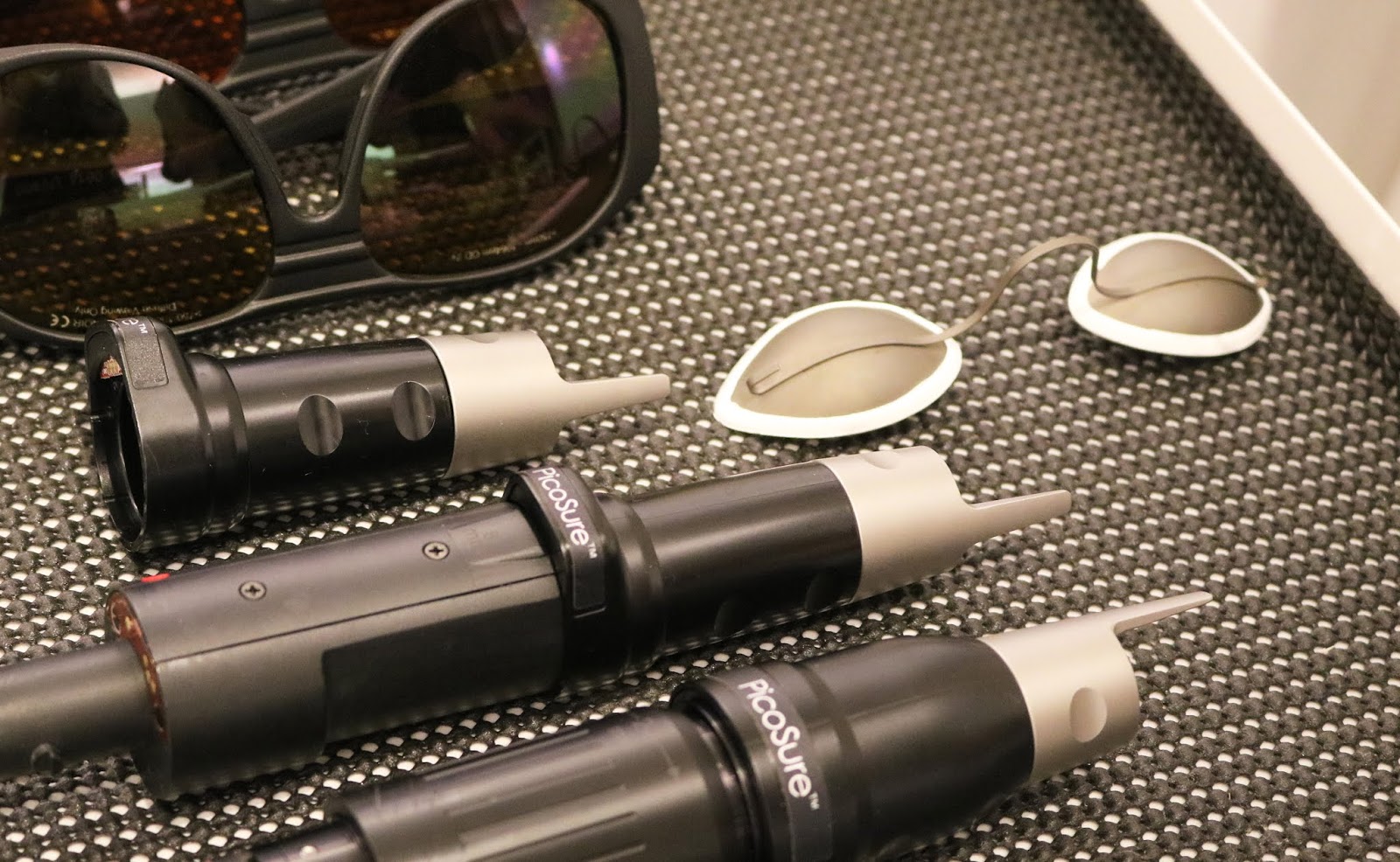 PicoSure755皮秒雷射雷射比較蜂巢式聚焦陣列透鏡蜂巢透鏡皮秒雷射蜂巢皮秒雷射雀斑曬斑除斑痘疤毛孔細紋問答QA755蜂巢皮秒雷射二代皮秒超皮秒新一代皮秒雷射新竹皮秒雷射推薦醫師皮膚科醫師痘疤凹疤飛梭雷射皮秒雷射價格價錢術後保養副作用除斑凹洞淨膚雷射林亮辰皮膚專科診所林亮辰醫師新竹皮膚科皮秒雷射推薦皮秒雷射反黑恢復期