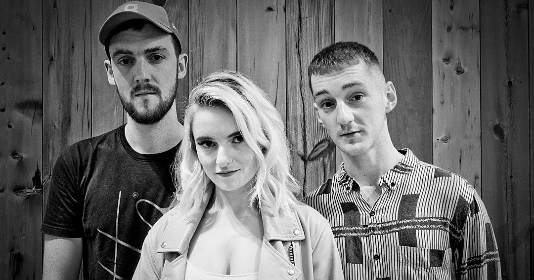 Lirik Clean Bandit - Mama dan Terjemahan - Arti Lirik Lagu Barat