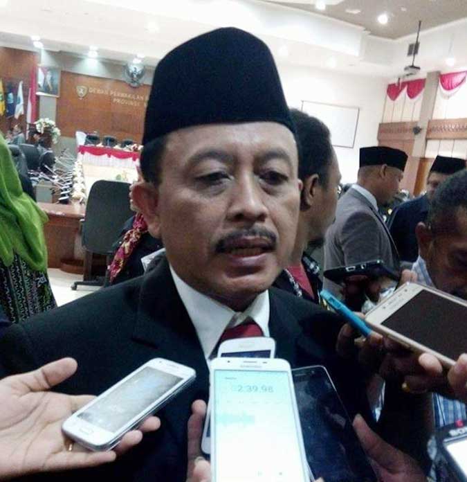 Latief: WTP Pemprov Maluku Bukan Hadiah Ambon, Malukupost.com - Auditor utama keuangan negara VII BPK RI, Abdul Latief mengatakan, Pemerintah Provinsi (Pemprov) Maluku berhasil memperoleh opini Wajar Tanpa Pengecualian (WTP) atas laporan keuangan tahun 2016 bukanlah sebuah hadiah. Dijelaskan Latief, pemeriksaan keuangan oleh BPK dilakukan secara profesional dan sistematis, sesuai dengan ketentuan. Olehnya itu, pihaknya turut memberikan apresiasi kepada Gubernur Maluku, yang sudah mempertahankan prestasi WTP secara berturut-turut, di tahun 2015-2016. Meski dalam perjalanannya terdapat beberapa catatan pengelolaan aset yang sifatnya administratif, tidak menjadi hambatan karena nantinya diselesaikan oleh pemprov, sesuai dengan waktu yang ditentukan.