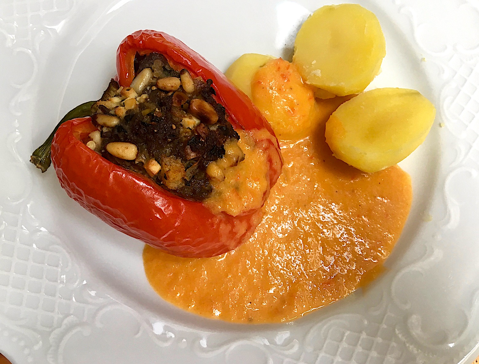 gefüllte Paprika mit Schafskäse-Hack und Pinienkernen gefüllte Paprika mit Schafskäse-Hack und Pinienkernen