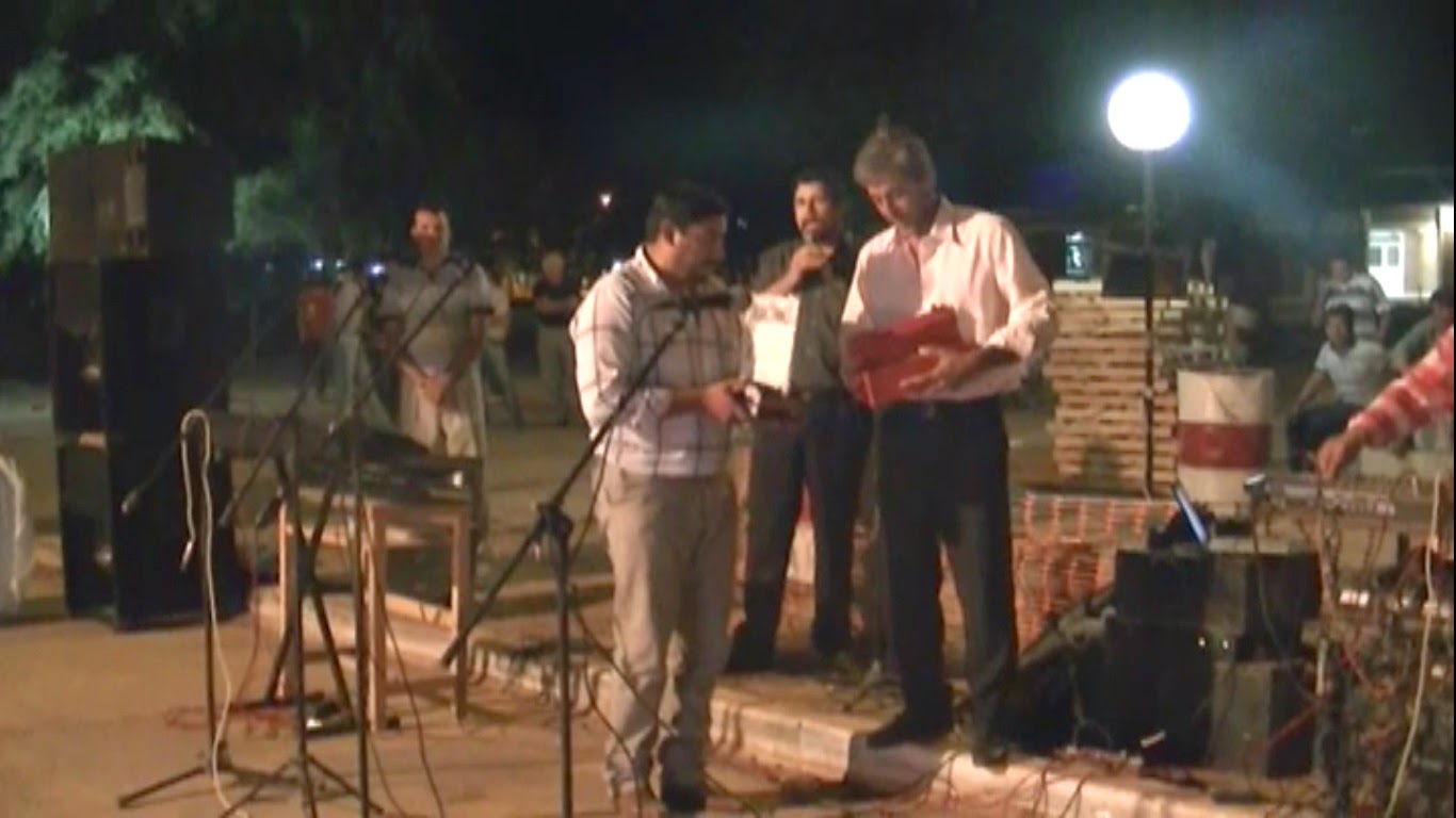 El Intendente Correa recibiendo un Presente del Director Hugles por su apoyo a la EEP N° 887 de Fuerte Esperanza