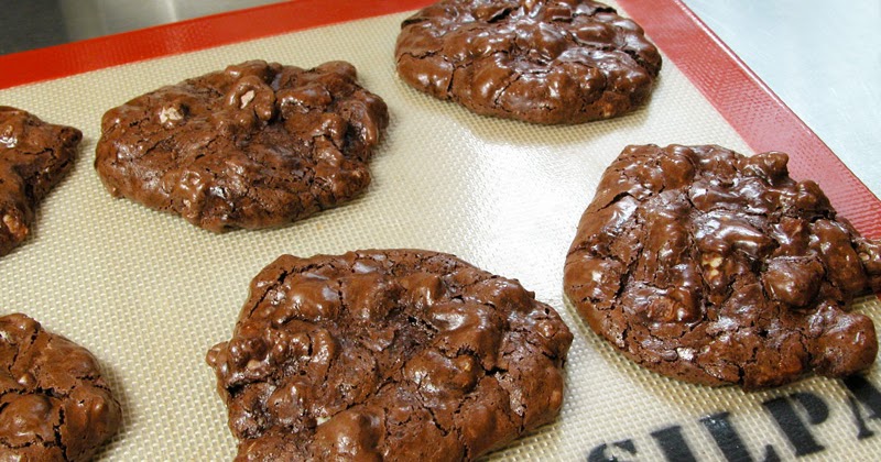 Cooking Weekends: Flourless Chocolate Chip Cookies with Pecans