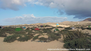 Zona de acampada en la Playa del Salado (La Graciosa) Zona de acampada en la Playa del Salado (La Graciosa)