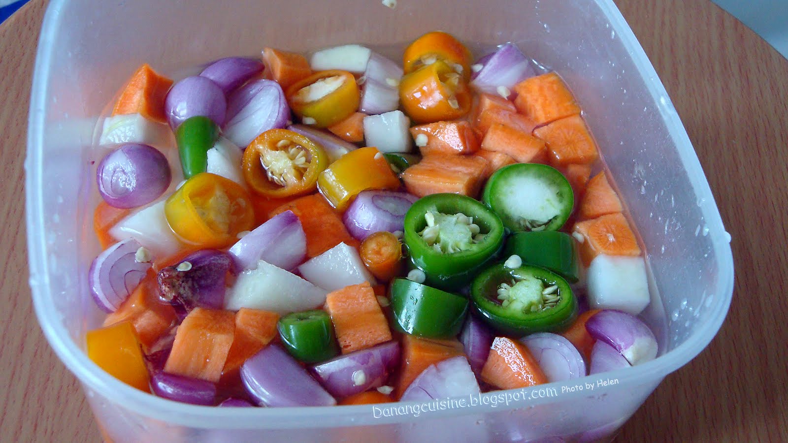 Bun bo gio heo Beef and pork knuckle noodle soup Helen’s Recipes