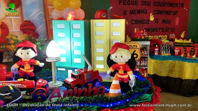 Decoração Bombeiros em mesa luxo de tecido - Festa infantil Decoração Bombeiros luxo - Festa infantil