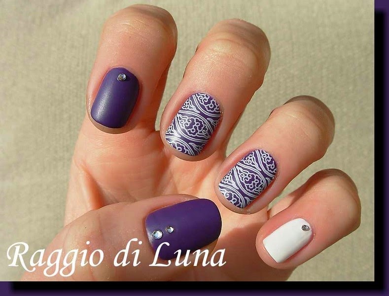 Raggio di Luna Nails: Stamping: White pattern on plum purple
