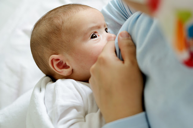 Yenidoğan bebeklerin emme ve yutma refleksi vardır. 6 ncı aydan sonra besinleri ağzında çevirerek kısmen çiğner. Esas çiğneme dişlerin çıkmasından yani bir yaşından sonra başlar.
