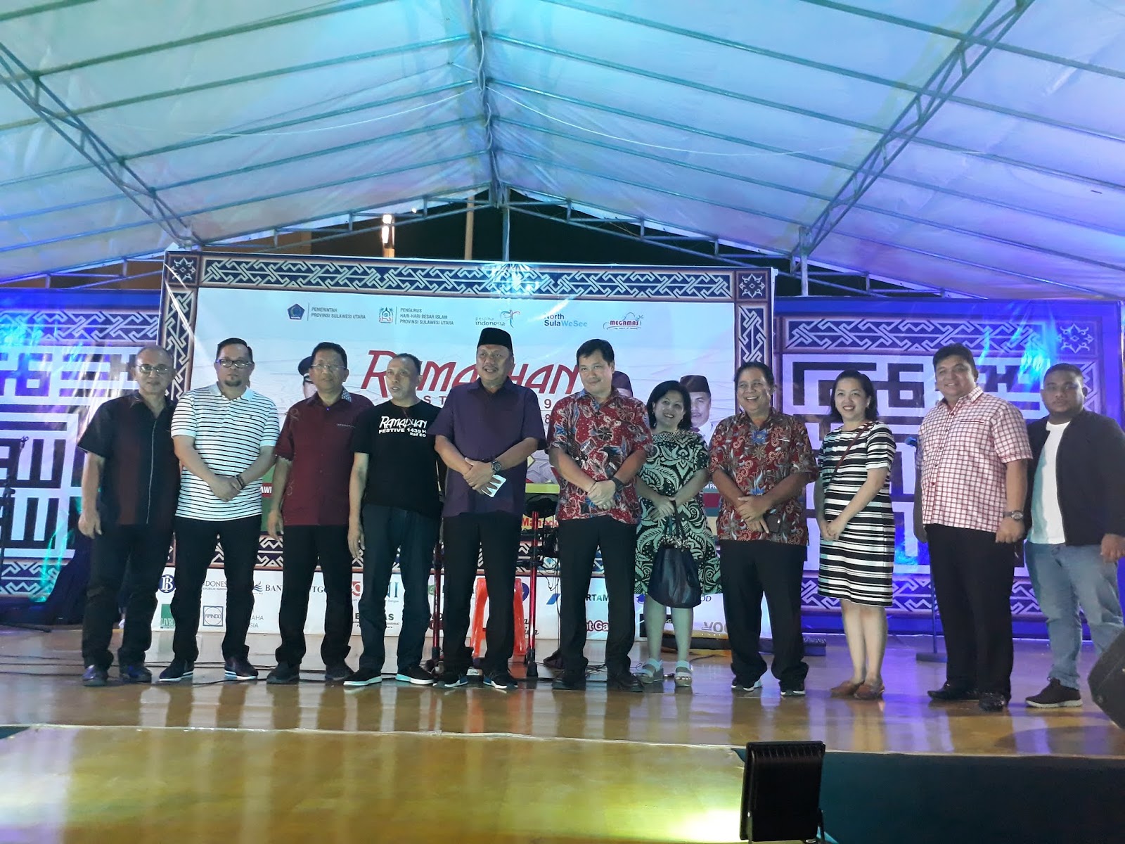 OD SK Hadiri Festival Ramadhan PHBI di Kawasan Mega Mas indimanado Adapun ketika jam berbuka puasa tiba terlihat Gubernur Olly Dondokambey dan para rombongan berbaur bersama masyarakat sambil mencicipi kuliner yang telah