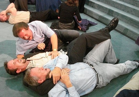 Hombres en el piso experimentan el avivamiento de la "risa santa".