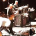Bob Dylan se irrita com fã fotografando show e quase cai no palco; assista