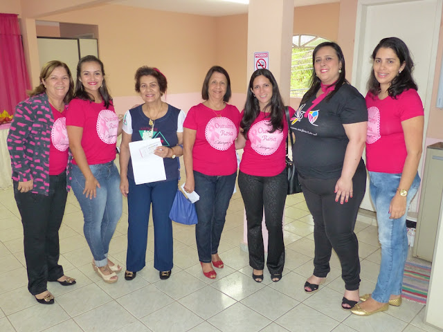reção e abelinhas da ASFECER em evento de abertura da campanha "Outubro Rosa" (Foto: Márcio Sabones