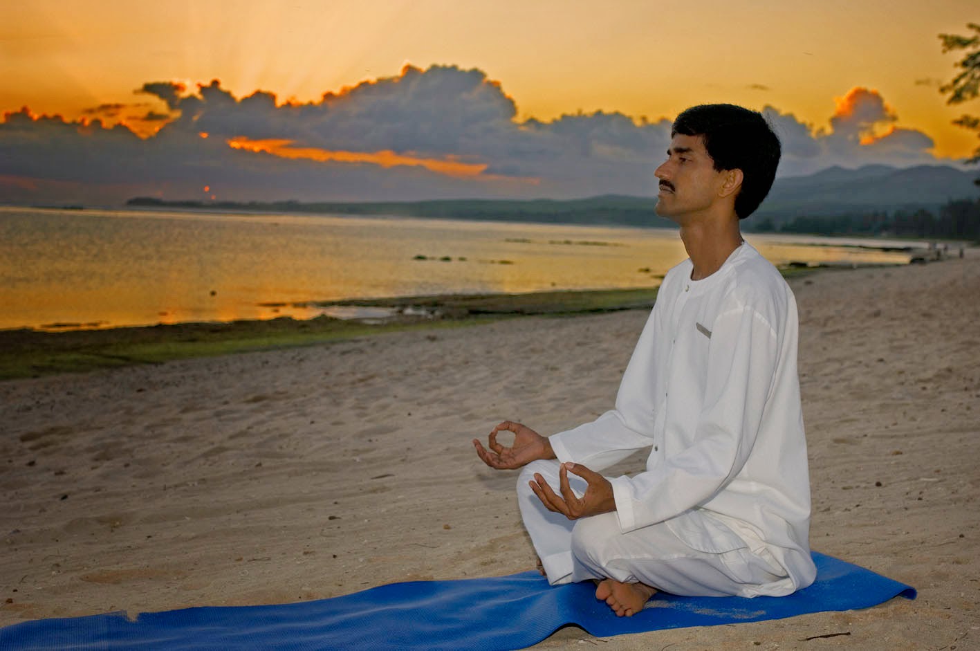 Музыка для медитации шри. Индия медитация. Индус медитирует. Медитация в Исламе. Медитация в древней Индии.