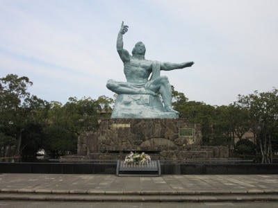 Estatua de la Paz. Parque de la Paz. Nagasaki Estatua de la Paz. Parque de la Paz. Nagasaki