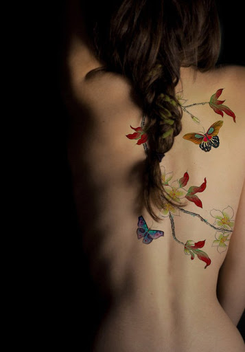 Borboletas e folhas de tatuagem para as mulheres em volta