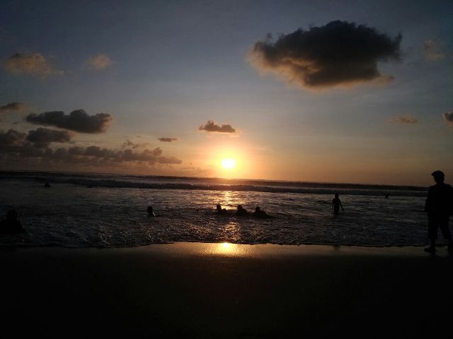 sunset di pantai kuta bali sunset di pantai kuta bali