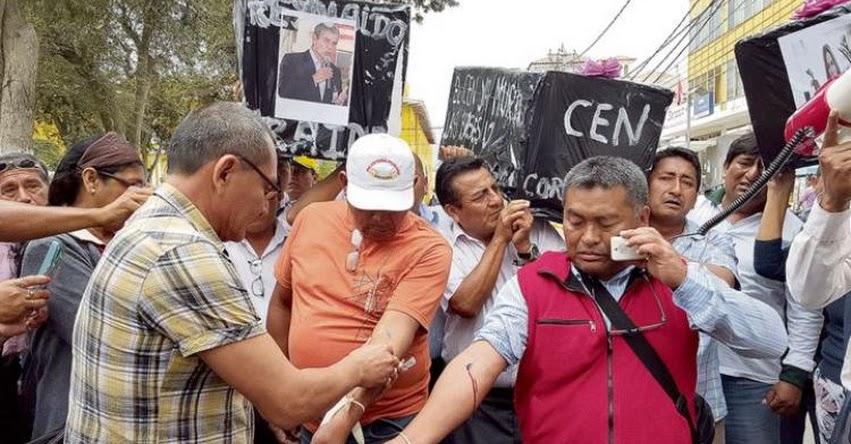 DOCENTES EN HUELGA: «En cuanto atiendan nuestros reclamos, volvemos a las aulas» DOCENTES EN HUELGA: «En cuanto atiendan nuestros reclamos, volvemos a las aulas»