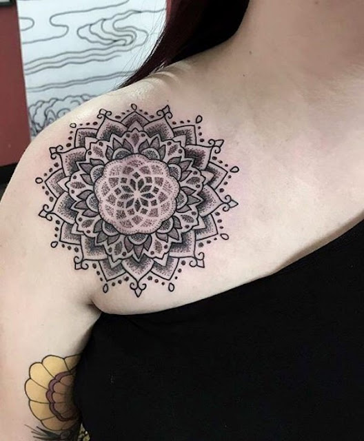 Tatuagens femininas na clavícula Tatuagens femininas na clavícula