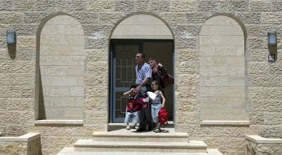 Después de años de reveses, los palestinos están empezando a moverse con orgullo en su primera ciudad planificada que se está construyendo en Cisjordania - una medida que no se trata sólo de bienes raíces, pero también un símbolo de su búsqueda de la estadidad después de casi 50 años de ocupación militar israelí.