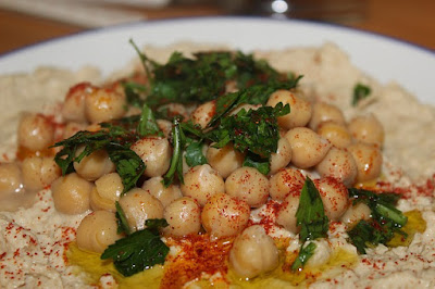 Pasar los garbanzos por una batidora para hacer hummus