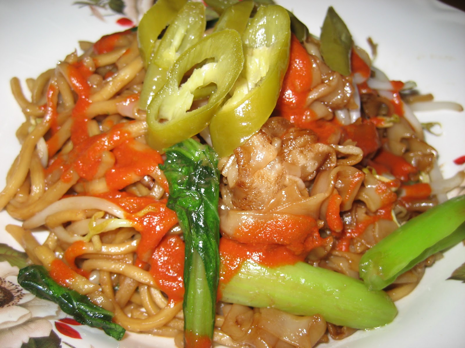 Cooking Pleasure Stir Fried Flat Rice and Yellow Noodles