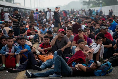 Miles de migrantes en espera de ingresar a México