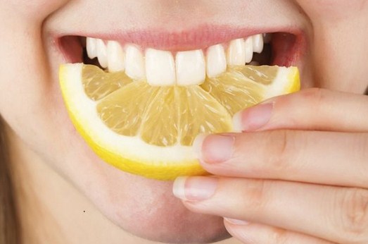 Tips Memutihkan Gigi Secara Alami Dengan Lemon Dan Baking Soda
