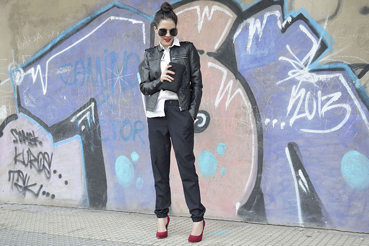look-black-biker-stilettos-rojos-gafas-sol-blogger-trends-gallery