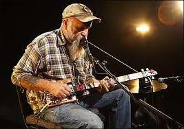 Seasick Steve é um daqueles Bluesman que não precisam ter uma guitarra “fender” para tocar e ele precisa apenas de 3 cordas para soltar o slide-boogie.