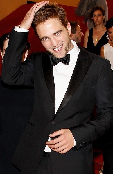 Robert Pattinson Foto de Robert Pattinson retocándose el cabello