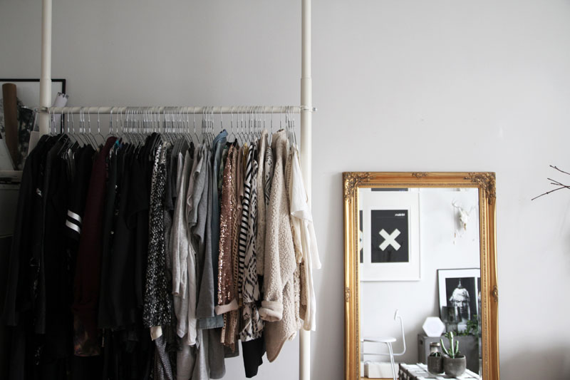 Cómo decorar conespejos antiguos Espejo antiguo en el vestidor