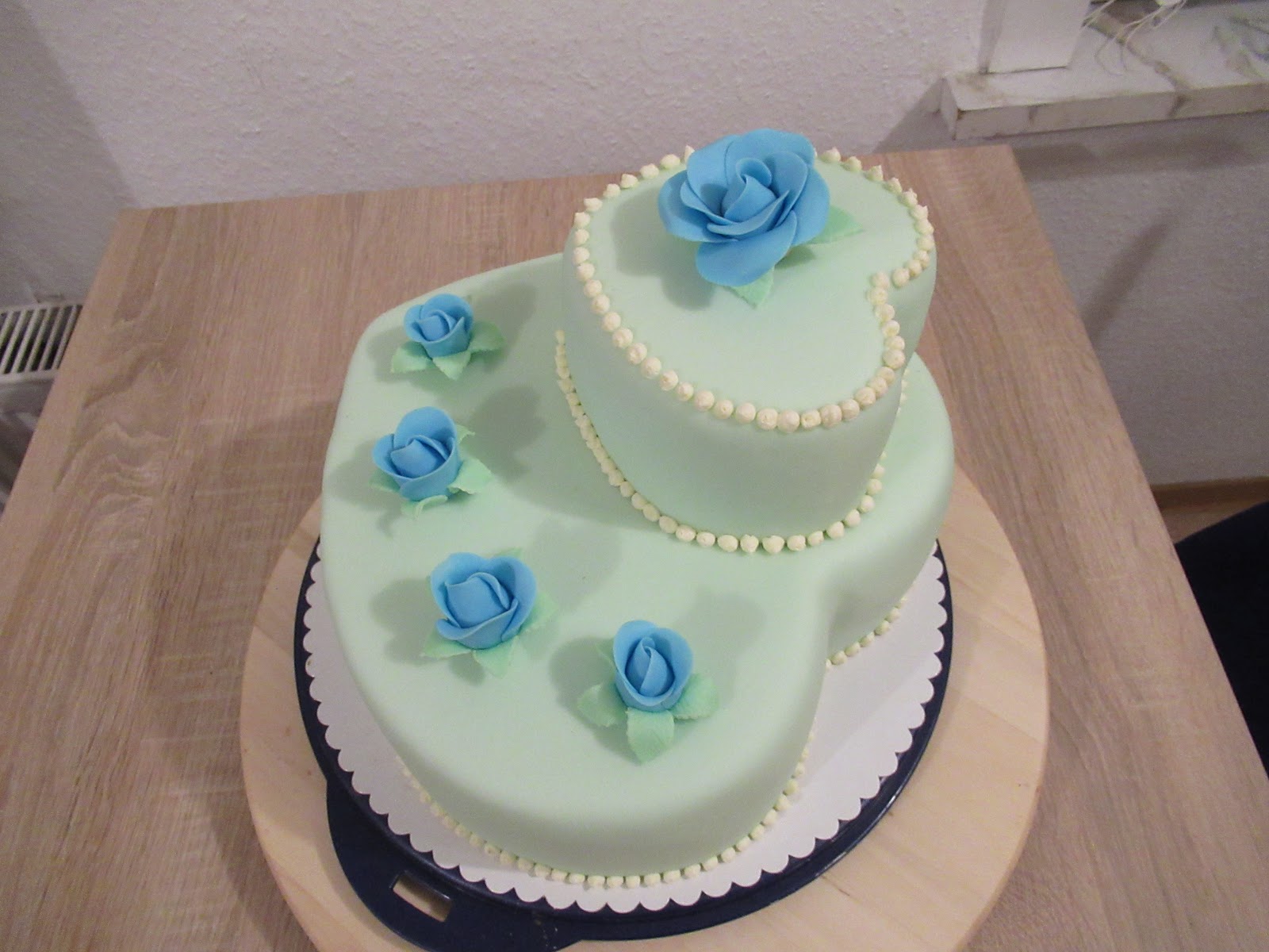 Hochzeits-Torte. Doppelstöckige Herzen mit Rosen. Fondant
