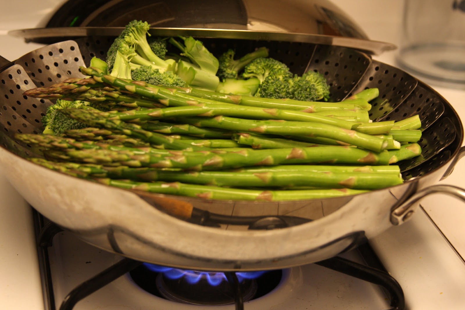 In a lunchbox How to steam asparagus?