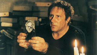 Gérard Depardieu as writer Onoff, showing his mentor's picture, A Pure Formality (1994) aka Una pura formalità, Directed by Giuseppe Tornatore