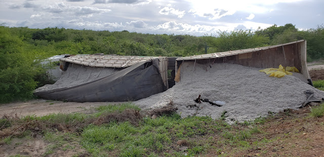 Carreta bi-trem tomba próximo a Faculdade Ages de Jacobina; Motorista é encontrado morto e a suspeita é de infarto fulminante Carreta bi-trem tomba próximo a Faculdade Ages de Jacobina; Motorista é encontrado morto e a suspeita é de infarto fulminante