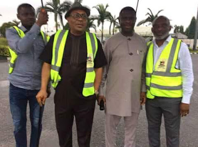 Photos: Rivers State SARS commander pictured holding umbrella for former APC Governorship candidate, Dakuku Peterside