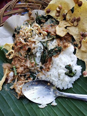Makanan Pecel Khas Madiun Mba Ika di GDC Enak dan Laris