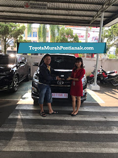 Pak Yulius Suyido / Akhiong dengan Innova Venturer 2.0 A/T warna hitam Foto Pembeli Mobil Toyota di Pontianak