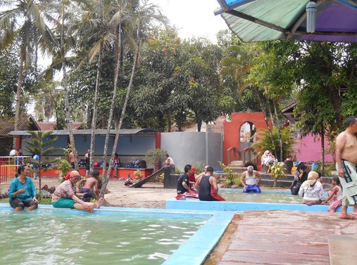 Daya Tarik Obyek Wisata Pemandian Air Panas Cileungsing Di Cilangkap Sumedang Jawa Barat Ihategreenjello
